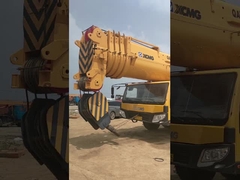 Geüberholter LKW brachte Kran an